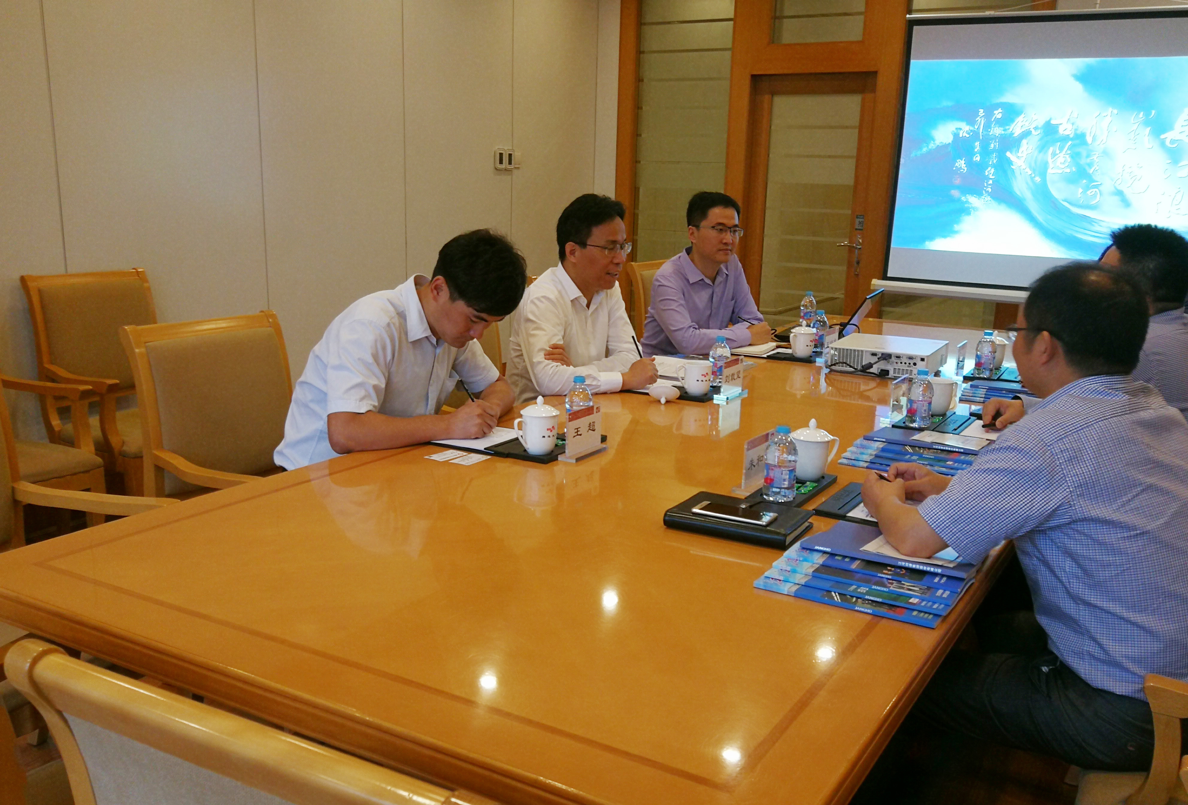 成都市青白江區(qū)池勇區(qū)長一行在京與劉載望董事長進(jìn)行座談